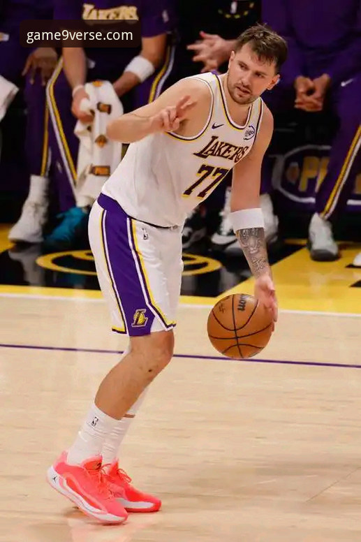 东契奇43分火力全开，湖人客场力克步行者：一场流畅进攻的深度解析